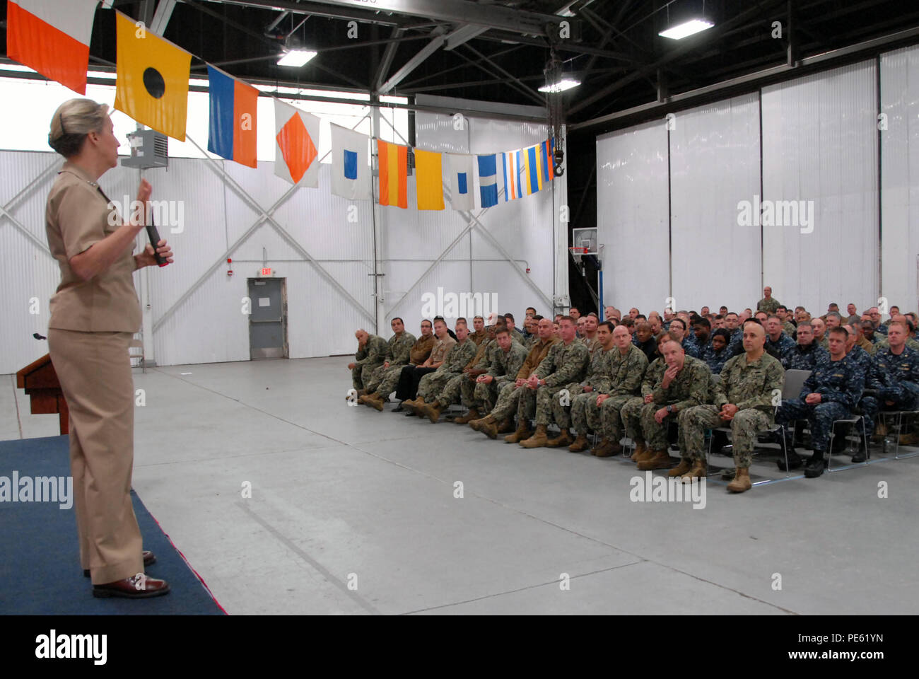 151004-N-ZZ 999-567 SELFRIDGE AIR NATIONAL GUARD BASE, Mich (Okt. 2010) 4, 2015) Chef der Marine Reserve Vice Adm. Robin Braun, Befehlshaber der Marine Reserve Force, spricht mit Matrosen zu Navy Operational Support Center (Nosc) Detroit bei einem Besuch in nosc Detroit im Rahmen der Feier der Navy Reserve Centennial zugeordnet. NOSC Detroit ist eine von 123 Navy Operational Support Center Flotte, die 100 Jahre Navy Reserve service feierte in diesem Jahr. (U.S. Marine Foto von Mass Communication Specialist 1. Klasse David Wyscaver/Freigegeben) Stockfoto