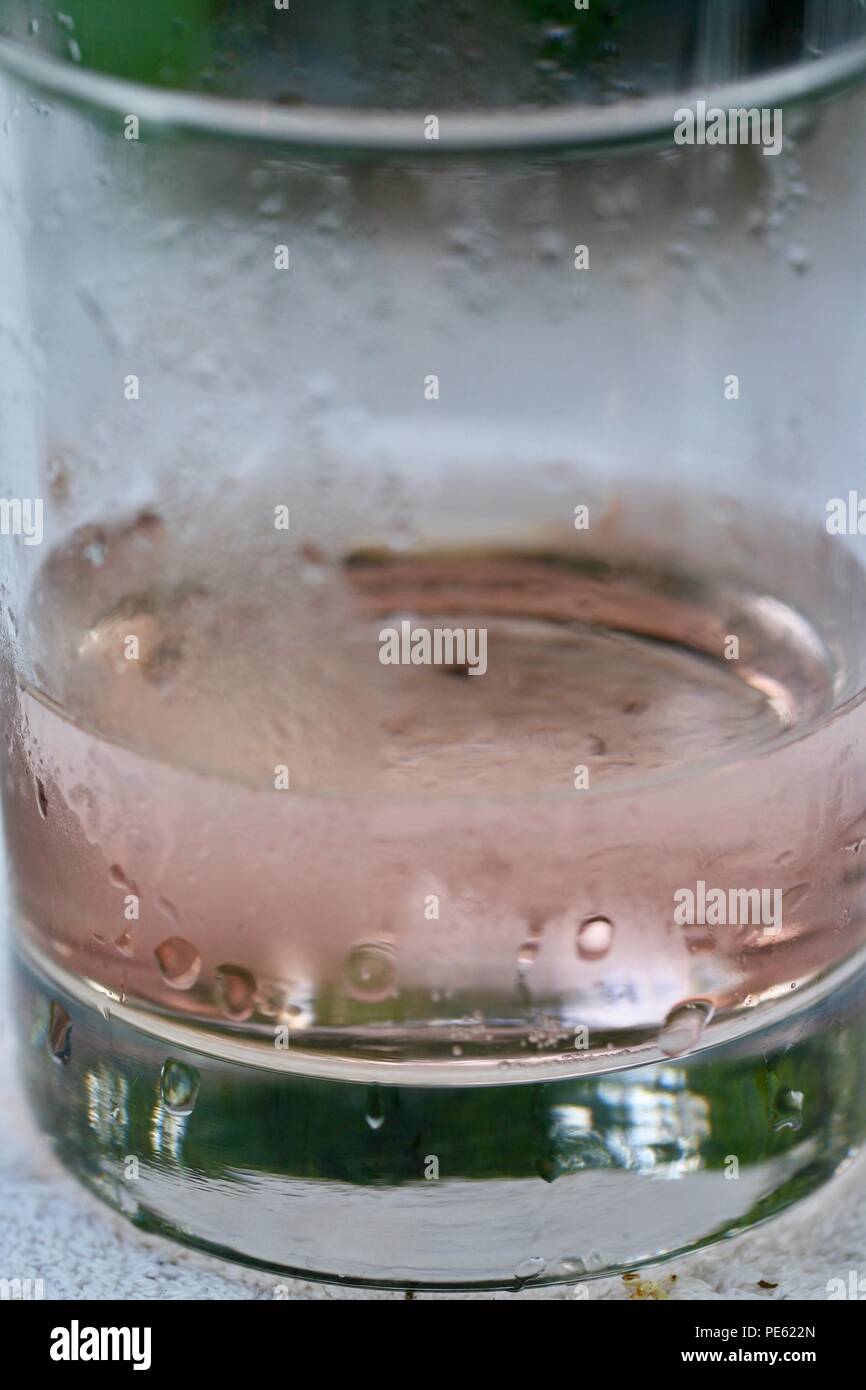 Klares Glas Wein mit Perlen von Wasser auf den Seiten von humidirty Stockfoto