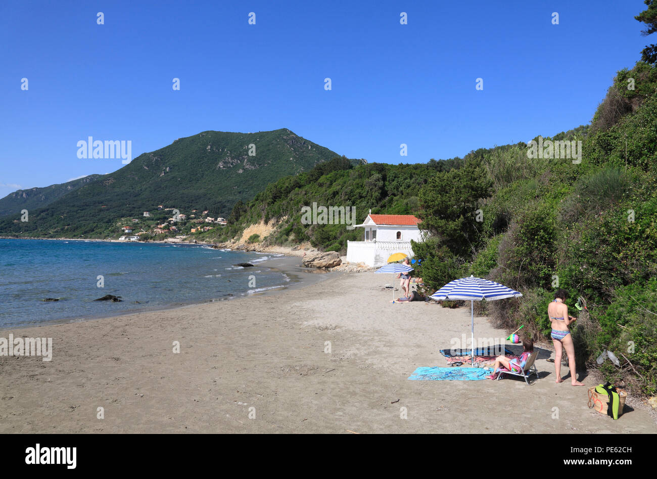 Kleiner Strand in Agios Nikolaos Kirche, in der Nähe von Paramonas, Korfu, Griechenland, Europa Stockfoto