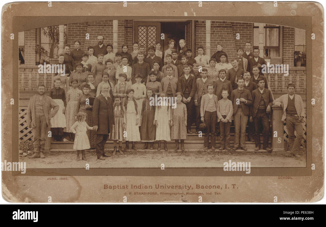 Baptist indischen Universität, dargestellt im Juni von 1889, durch Almon C. Bacone gegründet wurde (vor der Gruppe dargestellt) im Jahr 1880. Die Schule befindet sich in Muskogee, Oklahoma und jetzt als Bacone Hochschule genannt, ist die älteste kontinuierlich betriebene Institution der höheren Bildung in Oklahoma. Stockfoto