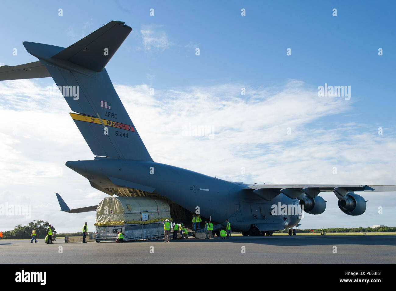 Eine Qualitätssicherung vom 45. Start Gruppe erhält eine Luftwaffe GPS IIF-12 Satelliten von einem Air Force C-17 Globemaster III ab März Air Reserve Base, Calif., dass das letzte Modell der IIF-Serie zu Cape Canaveral Air Force Station, Okt. 8, 2015 geliefert. Eine Masse von Regierung und Industrie Partnerschaft, die Endmontage des Satelliten, auf der Kap kid Strip' versammelt, um den Weg zu sehen - das Laden des Satelliten Sie bereiten wird an Bord eines United Launch Alliance Rakete im Jahr 2016 zu starten. (U.S. Air Force Foto/James Rainier) Stockfoto