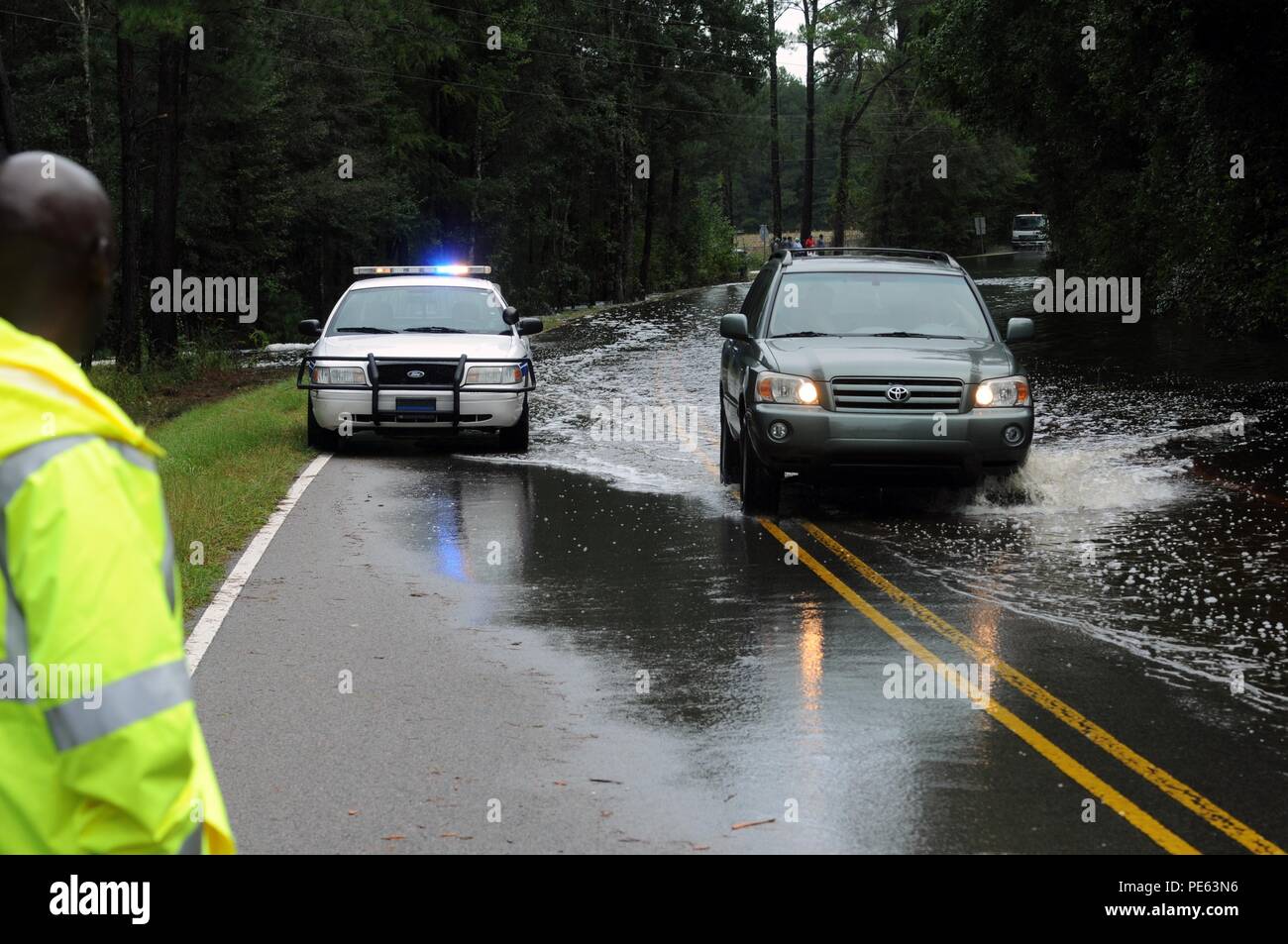 Den örtlichen Strafverfolgungsbehörden Monitor ändern Straßenzustand auf Landstraße 45, in der Nähe von Jamestown, S.C., bei Mengen von Niederschlag in Teilen von S.C., Oktober 5, 2015. (Foto von South Carolina Army National Guard Sgt. Joshua S. Edwards) Stockfoto