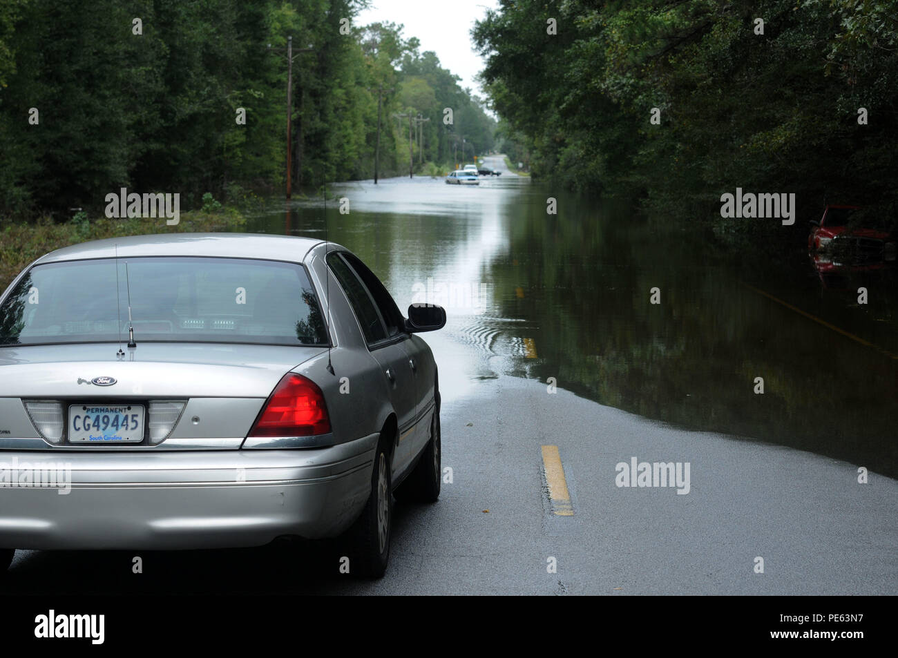 Den örtlichen Strafverfolgungsbehörden Monitor ändern Straßenzustand auf Landstraße 45, in der Nähe von Jamestown, S.C., bei Mengen von Niederschlag in Teilen von South Carolina, Oktober 5, 2015. (Foto von South Carolina Army National Guard Sgt. Joshua S. Edwards). Stockfoto