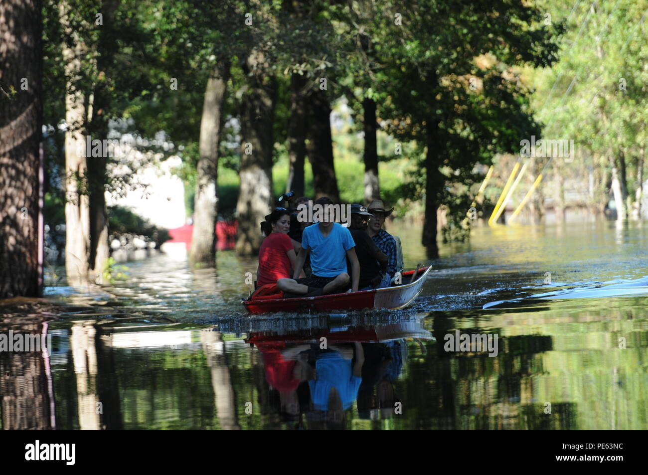Einwohner in der Nähe der Edisto River verwenden Sie kleine Boote überflutet Nachbarschaften zugreifen, Oktober 7, 2015. (Foto von Army National Guard Sgt. Joshua S. Edwards) Stockfoto