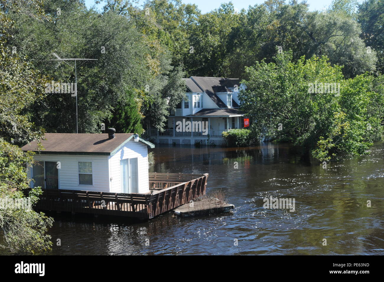 Häuser entlang dem edisto River gegenüber steigenden Fluten, Oktober 7, 2015. (Foto von Army National Guard Sgt. Joshua S. Edwards) Stockfoto