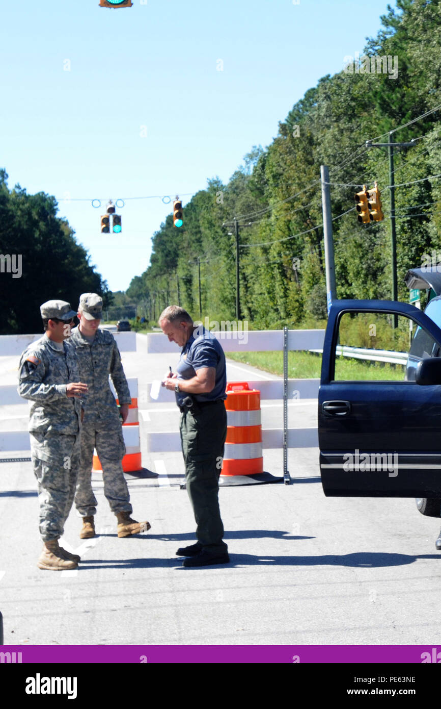 Soldaten mit 1St Bataillon, 118 Infanterie Regiment, Alpha Company koordinieren Straßensperrungen mit Dorchester County Sheriffs in Summerville, S.C., Oktober 7, 2015. (Foto von Army National Guard Sgt. Joshua S. Edwards) Stockfoto