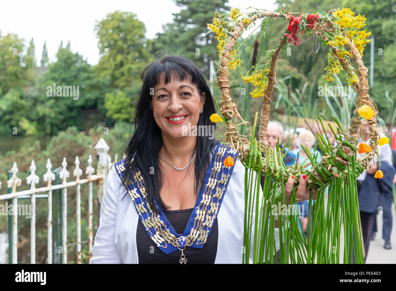 Warrington, Großbritannien. Sonntag, 12. August 2018 - Die alte Tradition der Lymm Rushbearing wurde nach einer Abwesenheit von zwei Jahren wiederbelebt. Die Veranstaltung nicht in einer Prozession auf den Autobahnen wie in der Vergangenheit, sondern nach der Erfassung in der Nähe der unteren Damm ca. 4:00 Uhr und die Verarbeitung bis die Dingle, das Festival endete mit einem Gottesdienst in der St. Mary's Church Credit: John Hopkins/Alamy leben Nachrichten Stockfoto