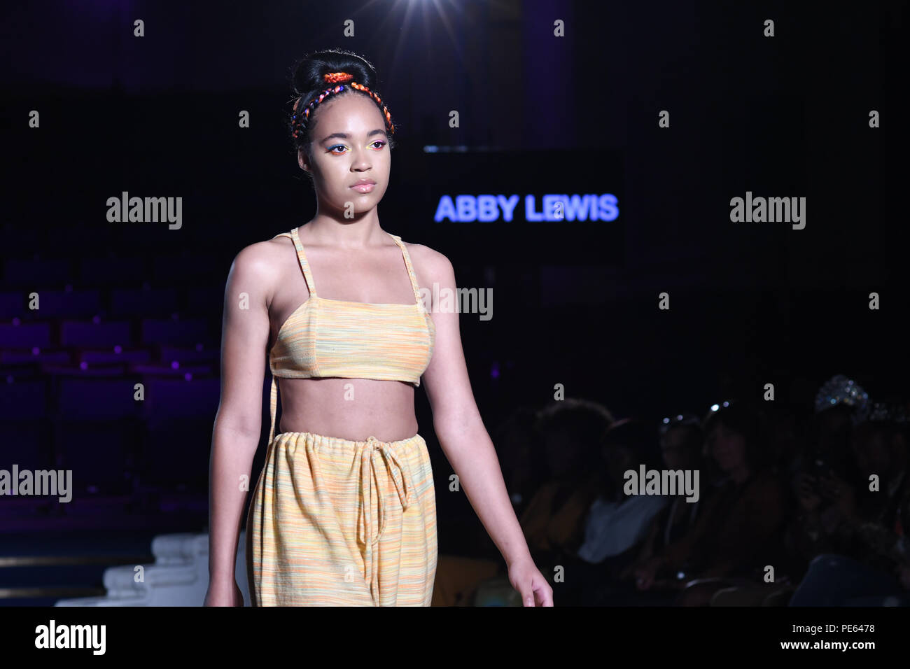 London, Großbritannien. 11. Aug 2018. Designer Abby Lewis präsentiert seine neueste Kollektion an der Afrika Fashion Week London (AFWL) an Freimaurer' Hall am 11. August 2018, London, UK. Bild Capital/Alamy leben Nachrichten Stockfoto