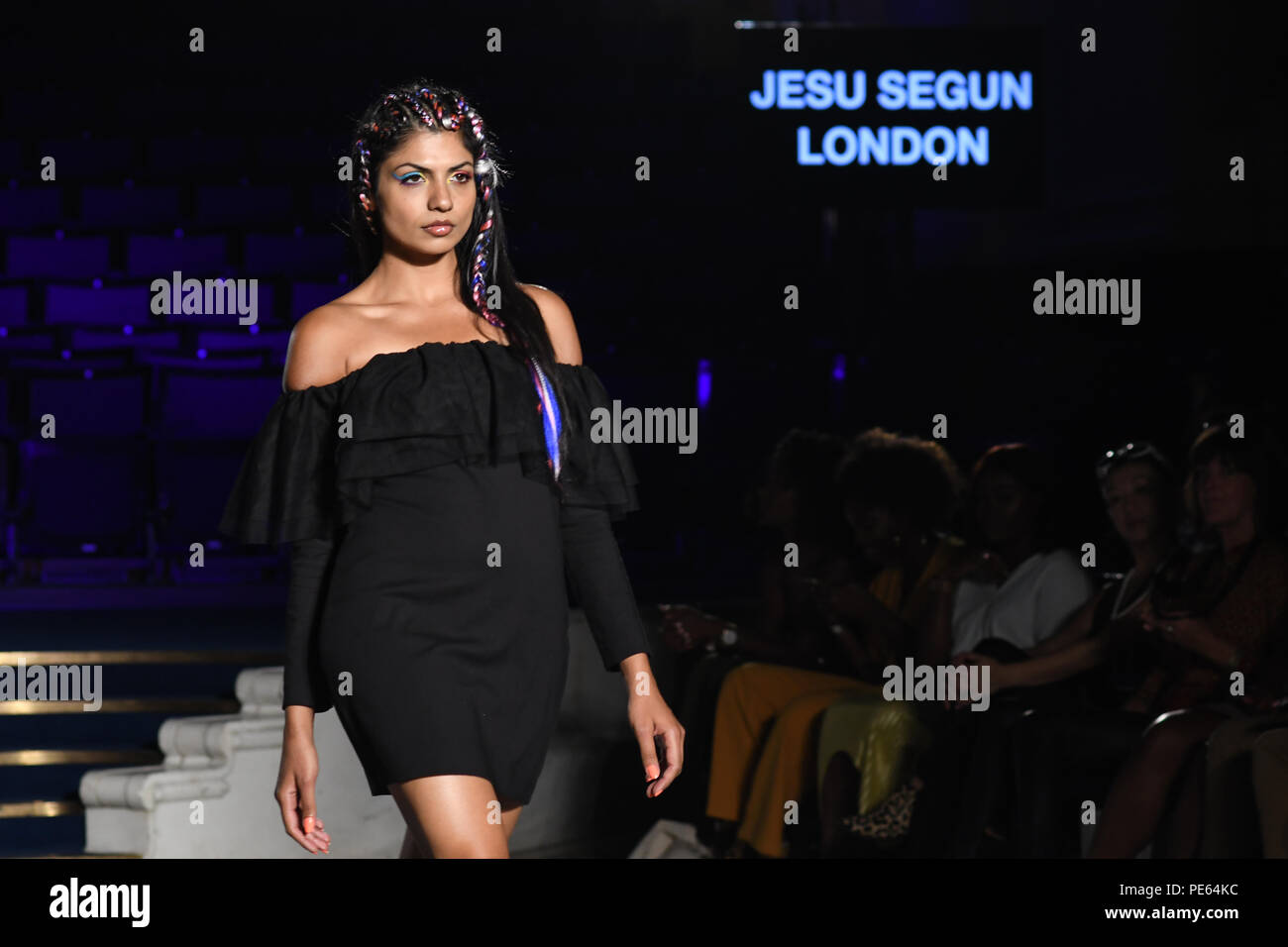 London, Großbritannien. 11. Aug 2018. Designer Jesu Segun London präsentiert seine neueste Kollektion an der Afrika Fashion Week London (AFWL) an Freimaurer' Hall am 11. August 2018, London, UK. Bild Capital/Alamy leben Nachrichten Stockfoto