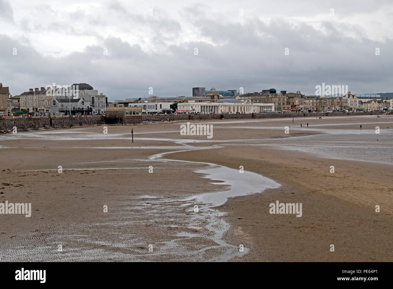 Weston-super-Mare, Großbritannien. 12 August, 2018. UK Wetter: Nach vielen Stunden Regen, trocken, aber bewölkt und windig Sonntag Nachmittag konnte viele Urlauber auf den Strand zu bringen, mit einigen von denen, die es wagen hat das Tragen von Mänteln. Keith Ramsey/Alamy leben Nachrichten Stockfoto