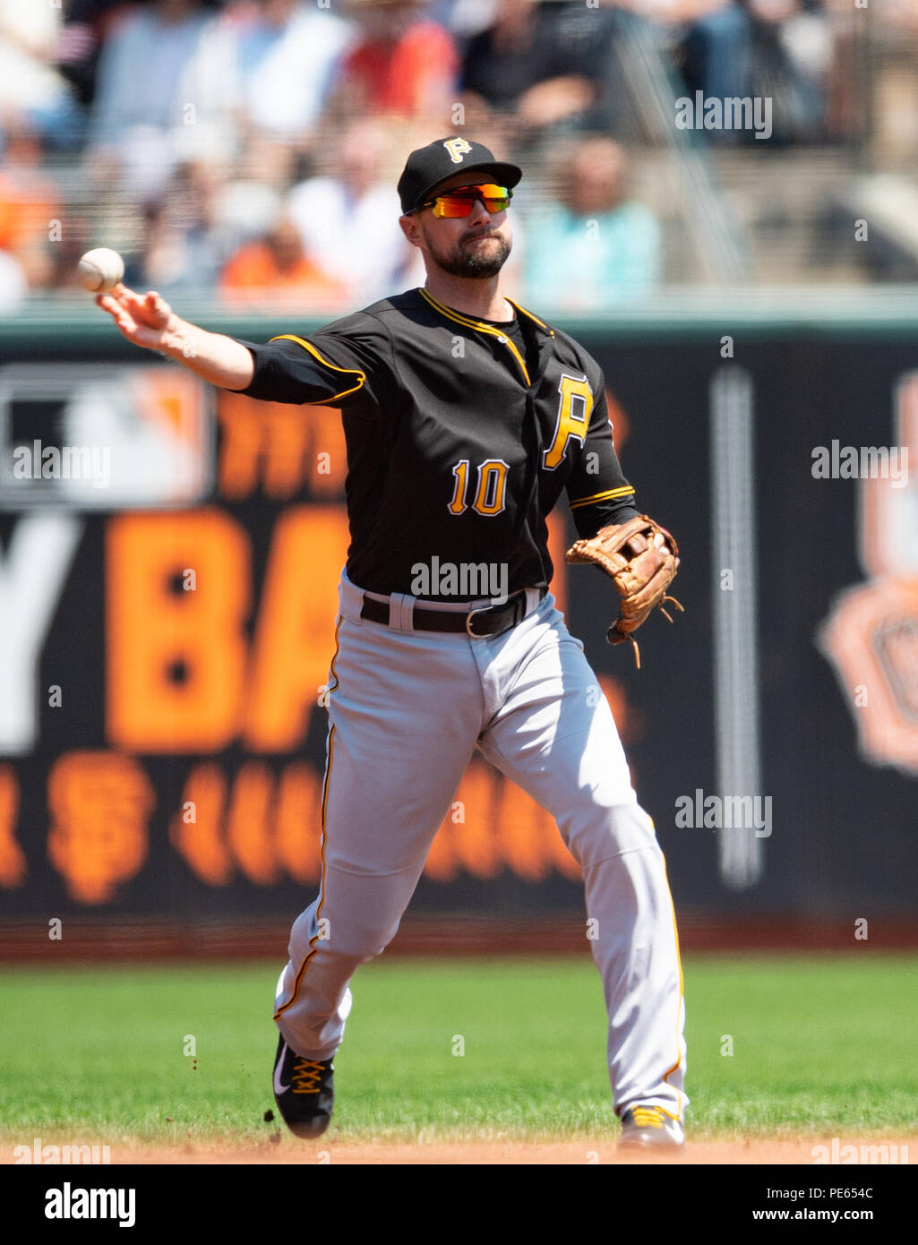 San Francisco, USA. 12. Aug 2018. 12. August 2018: Pittsburgh Pirates shortstop Jordy Mercer (10) ist zu ersten Inning werfen für die Heraus, während ein MLB-Spiel zwischen den Pittsburgh Pirates und die San Francisco Giants bei AT&T Park in San Francisco, Kalifornien. Valerie Shoaps/CSM Credit: Cal Sport Media/Alamy leben Nachrichten Stockfoto