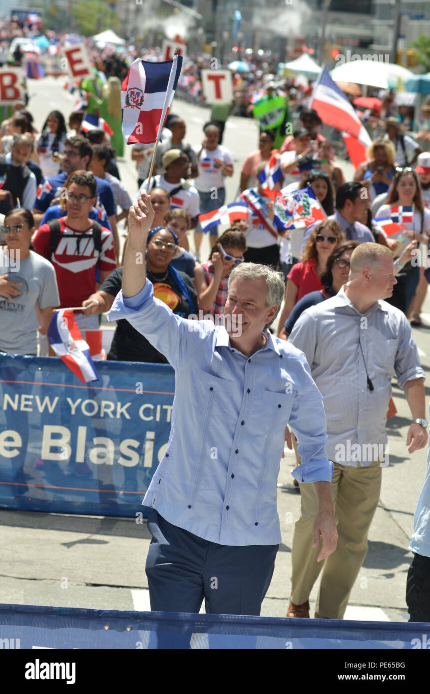 New York, USA. 12 Aug, 2018. NYC Bürgermeister Bill De Blasio besucht die Dominikanische Day Parade auf der Avenue von Amerika in New York City. Credit: Ryan Rahman/Alamy leben Nachrichten Stockfoto