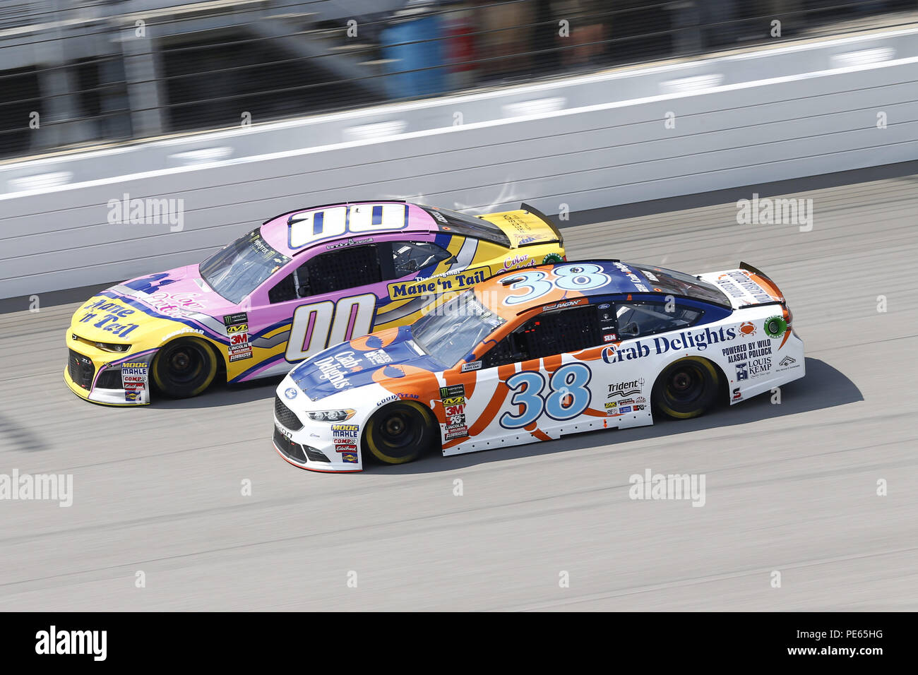 Brooklyn, Michigan, USA. 12 Aug, 2018. Landon Cassill (00) und David Ragan (38) Kampf um die Position während der Verbraucher Energie 400 am Michigan International Speedway in Brooklyn, Michigan. Quelle: Chris Owens Asp Inc/ASP/ZUMA Draht/Alamy leben Nachrichten Stockfoto