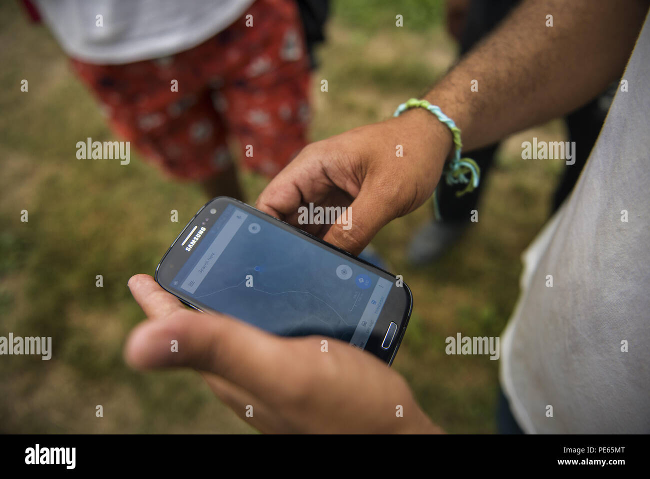 In der Nähe von Sturlic, in der Nähe von Sturlic, Bosnien und Herzegowina. 11 Aug, 2018. Einer der Flüchtlinge gesehen, in der Richtung auf einem Smartphone. Eine Gruppe von drei Flüchtlinge aus dem Lager in Velika Kladusa, um zu versuchen, die Grenze zu überqueren. In der lokalen Slang es das Spiel aufgerufen wird. Wenn Sie Italien ohne nicht durch die Polizei, die sie das Spiel gewinnen wird gefangen wird. Wenn Sie von der Kroatischen Polizei erwischt, werden Sie zurück in Bosnien geschoben werden und Sie verlieren. Credit: Attila Husejnow/SOPA Images/ZUMA Draht/Alamy leben Nachrichten Stockfoto