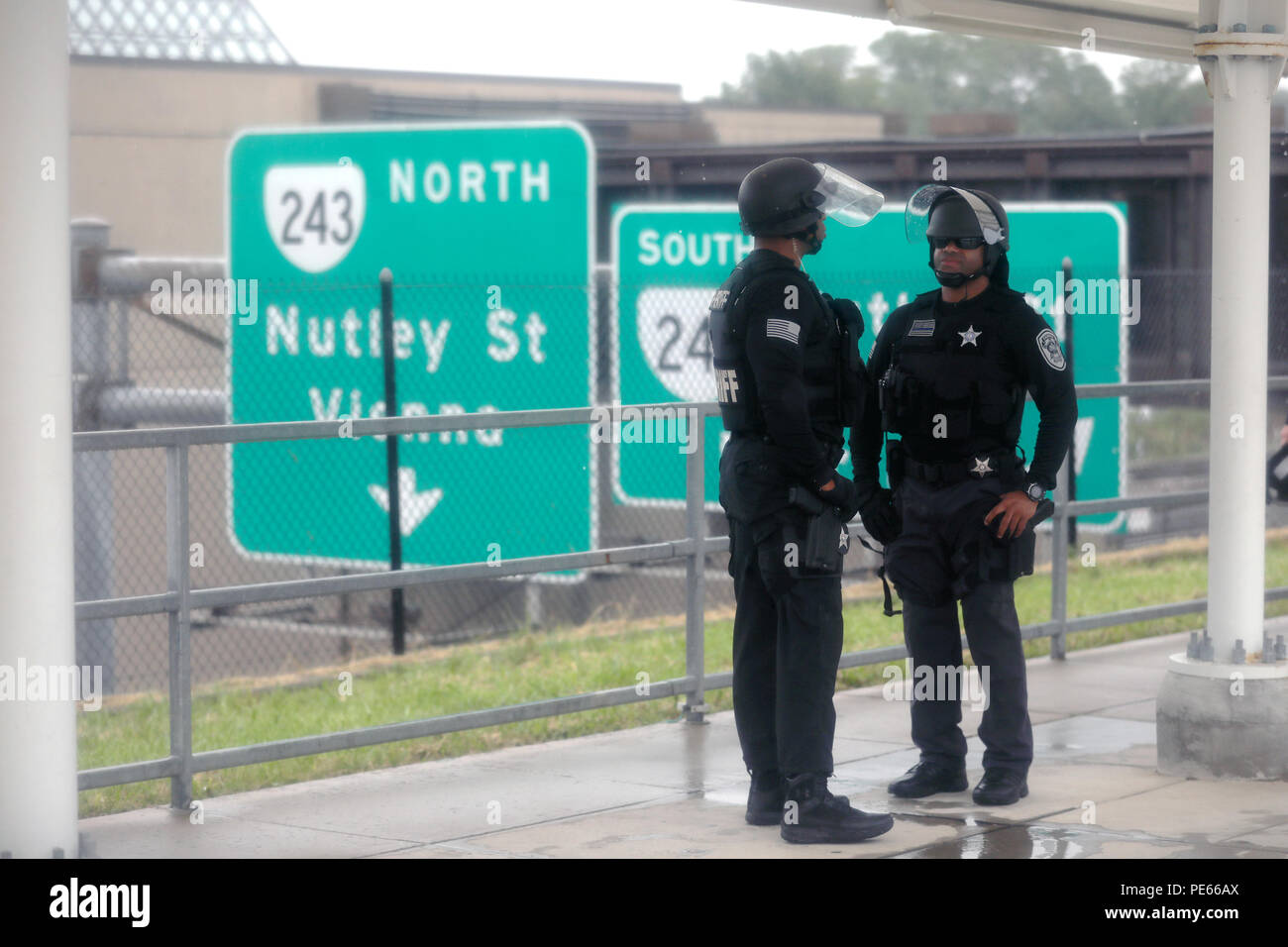 Vienna, VA, USA. 12 Aug, 2018. Blick auf die U-Bahn nach dem Vereinen die richtige Rally wo weißen nationalistischen eingestellt sind vor dem Weißen Haus bis März, führte aber zu einer frühen Entlassung, nachdem mit Tausenden von Demonstranten. August 12, 2018 in Vienna, Virginia. Quelle: MPI 34/Media Punch/Alamy leben Nachrichten Stockfoto