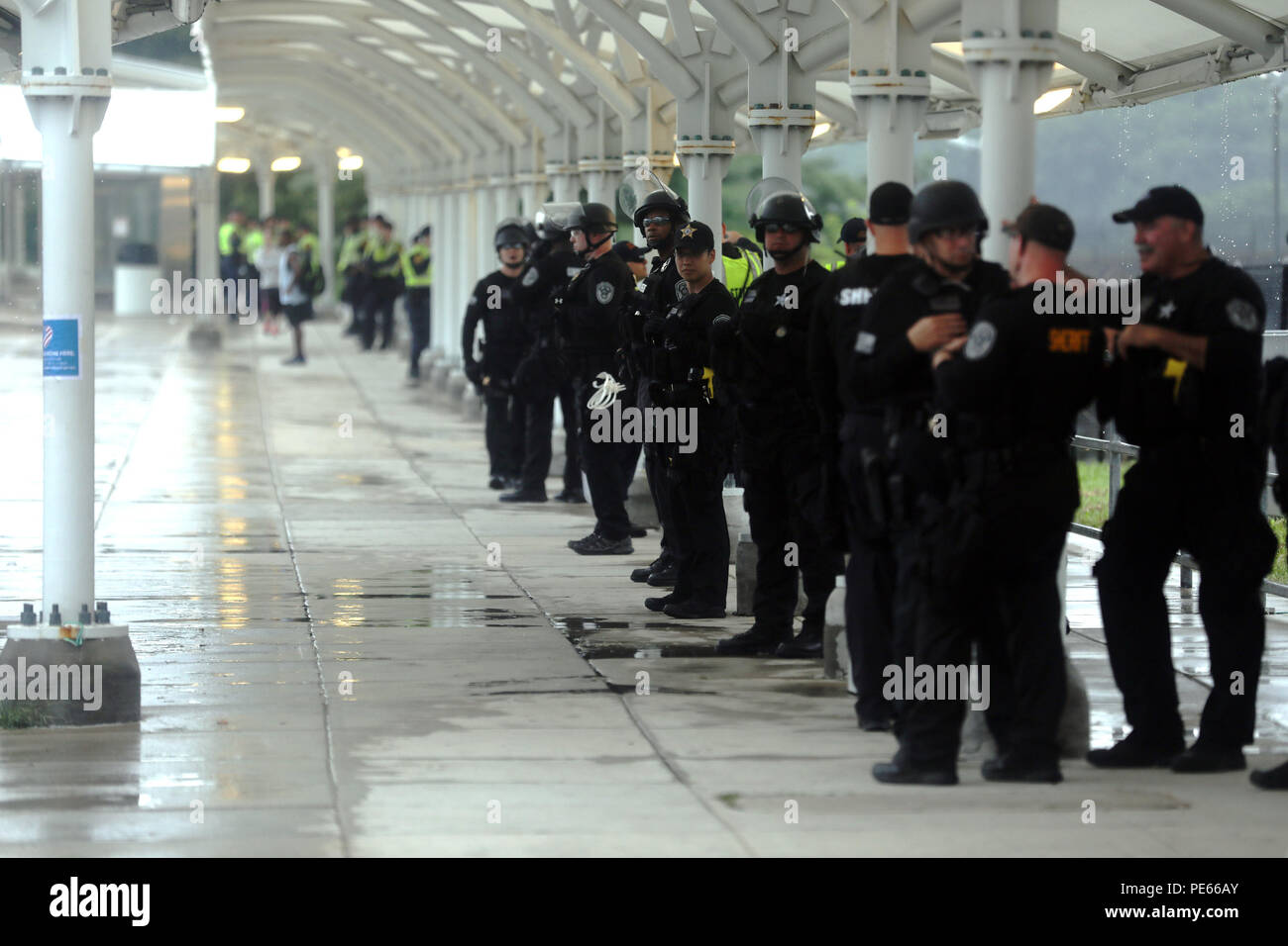 Vienna, VA, USA. 12 Aug, 2018. Blick auf die U-Bahn nach dem Vereinen die richtige Rally wo weißen nationalistischen eingestellt sind vor dem Weißen Haus bis März, führte aber zu einer frühen Entlassung, nachdem mit Tausenden von Demonstranten. August 12, 2018 in Vienna, Virginia. Quelle: MPI 34/Media Punch/Alamy leben Nachrichten Stockfoto