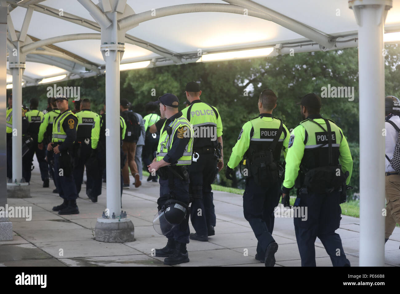 Vienna, VA, USA. 12 Aug, 2018. Blick auf die U-Bahn nach dem Vereinen die richtige Rally wo weißen nationalistischen eingestellt sind vor dem Weißen Haus bis März, führte aber zu einer frühen Entlassung, nachdem mit Tausenden von Demonstranten. August 12, 2018 in Vienna, Virginia. Quelle: MPI 34/Media Punch/Alamy leben Nachrichten Stockfoto