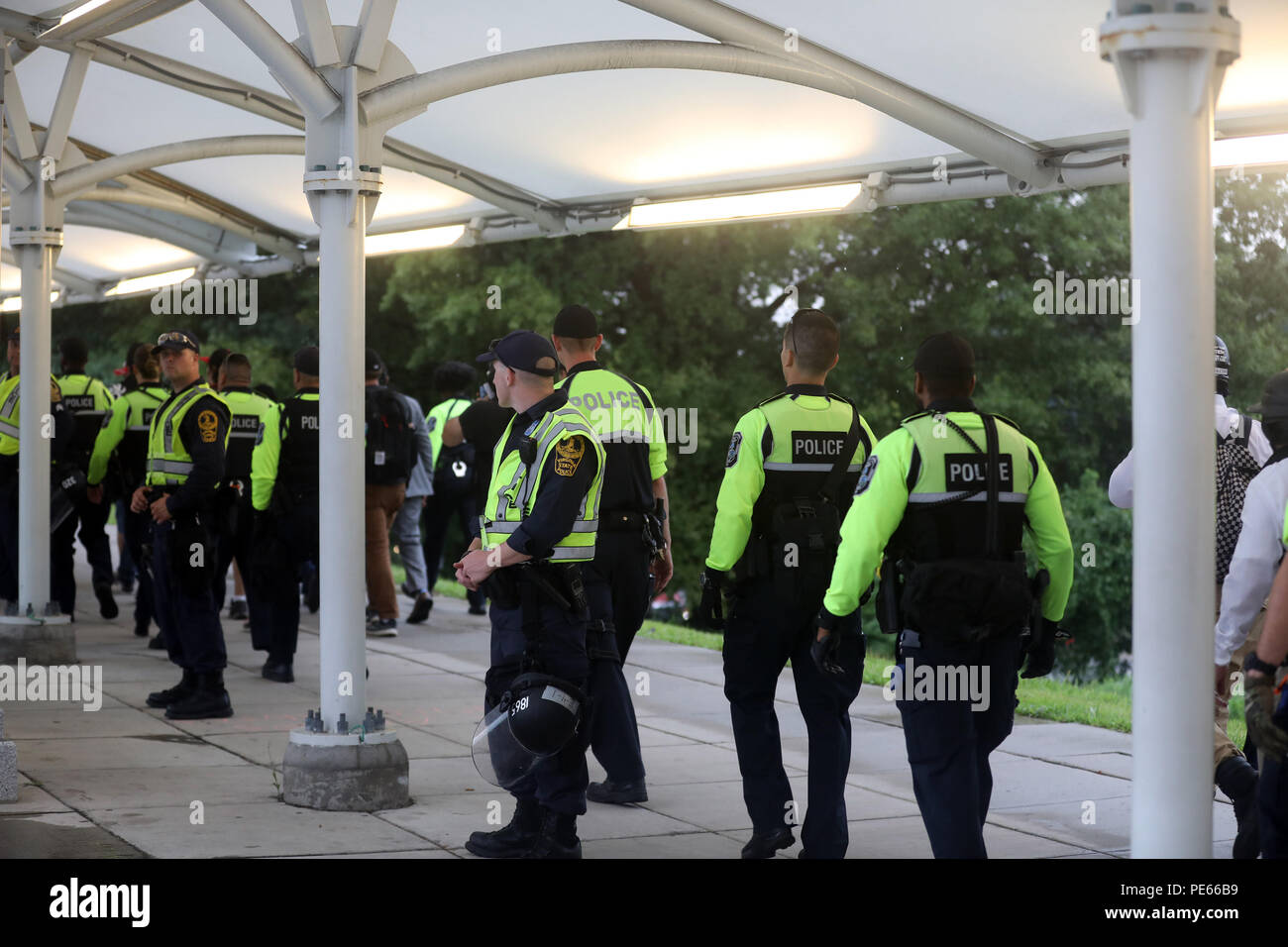 Vienna, VA, USA. 12 Aug, 2018. Blick auf die U-Bahn nach dem Vereinen die richtige Rally wo weißen nationalistischen eingestellt sind vor dem Weißen Haus bis März, führte aber zu einer frühen Entlassung, nachdem mit Tausenden von Demonstranten. August 12, 2018 in Vienna, Virginia. Quelle: MPI 34/Media Punch/Alamy leben Nachrichten Stockfoto