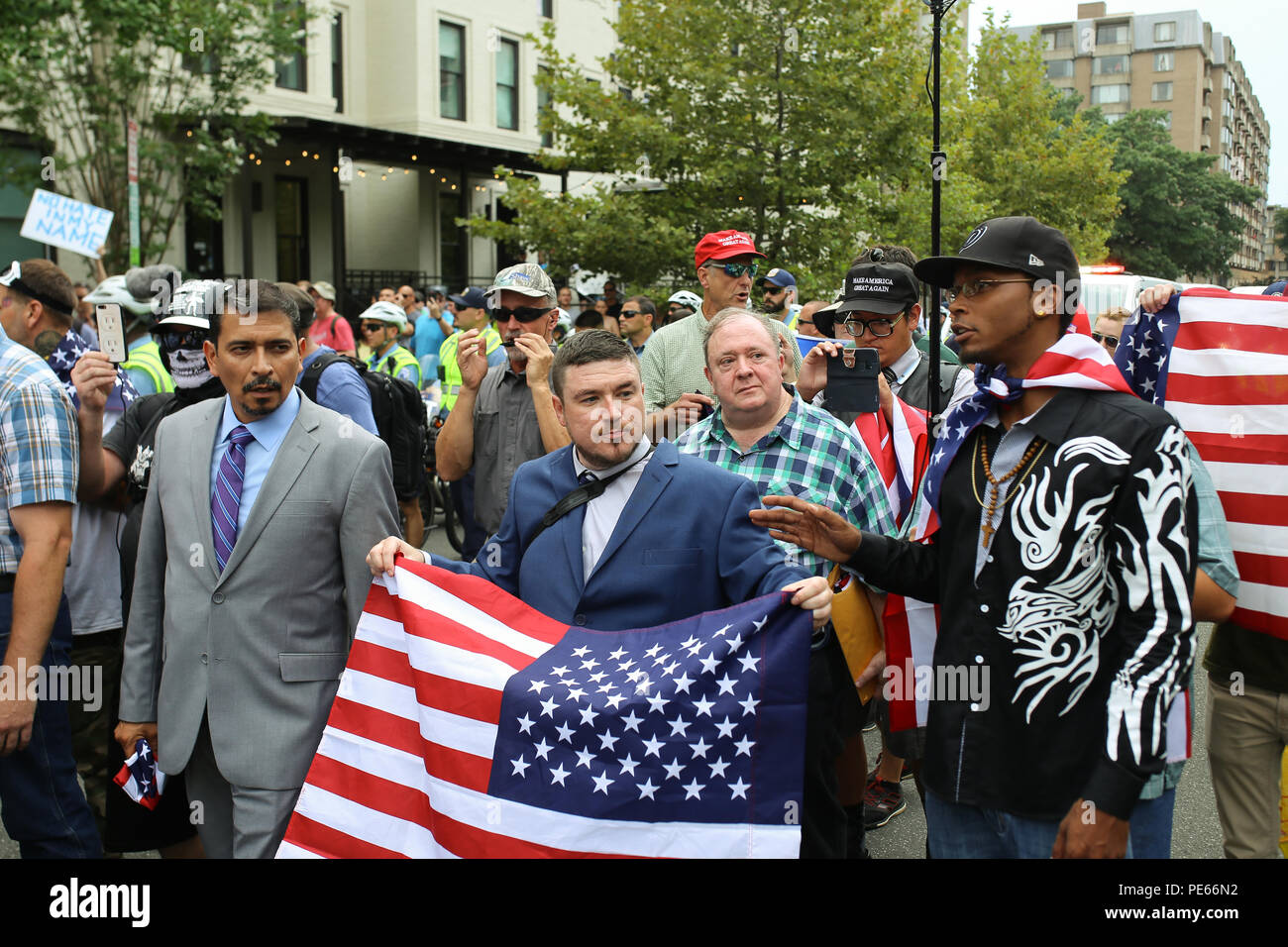 Washington, DC, USA. 12. Aug 2018. Jason Kessler, Leiter der Unite das Recht Protest, und andere weiße Nationalisten sind durch die Straßen von Washington, D.C., die von der Polizei eskortiert wie counterprotestors auf. Credit: Joseph Gruber/Alamy leben Nachrichten Stockfoto