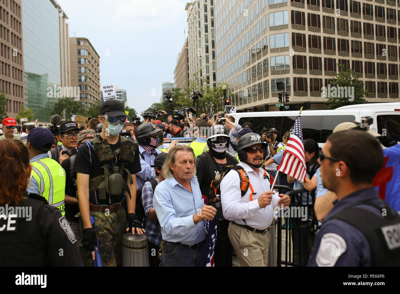 Washington, DC, USA. 12. Aug 2018. Weißen nationalistischen Demonstranten von der Polizei auf Pennsyvlania Avenue vor dem Weißen Haus begleitet als counterprotestors auf. Credit: Joseph Gruber/Alamy leben Nachrichten Stockfoto