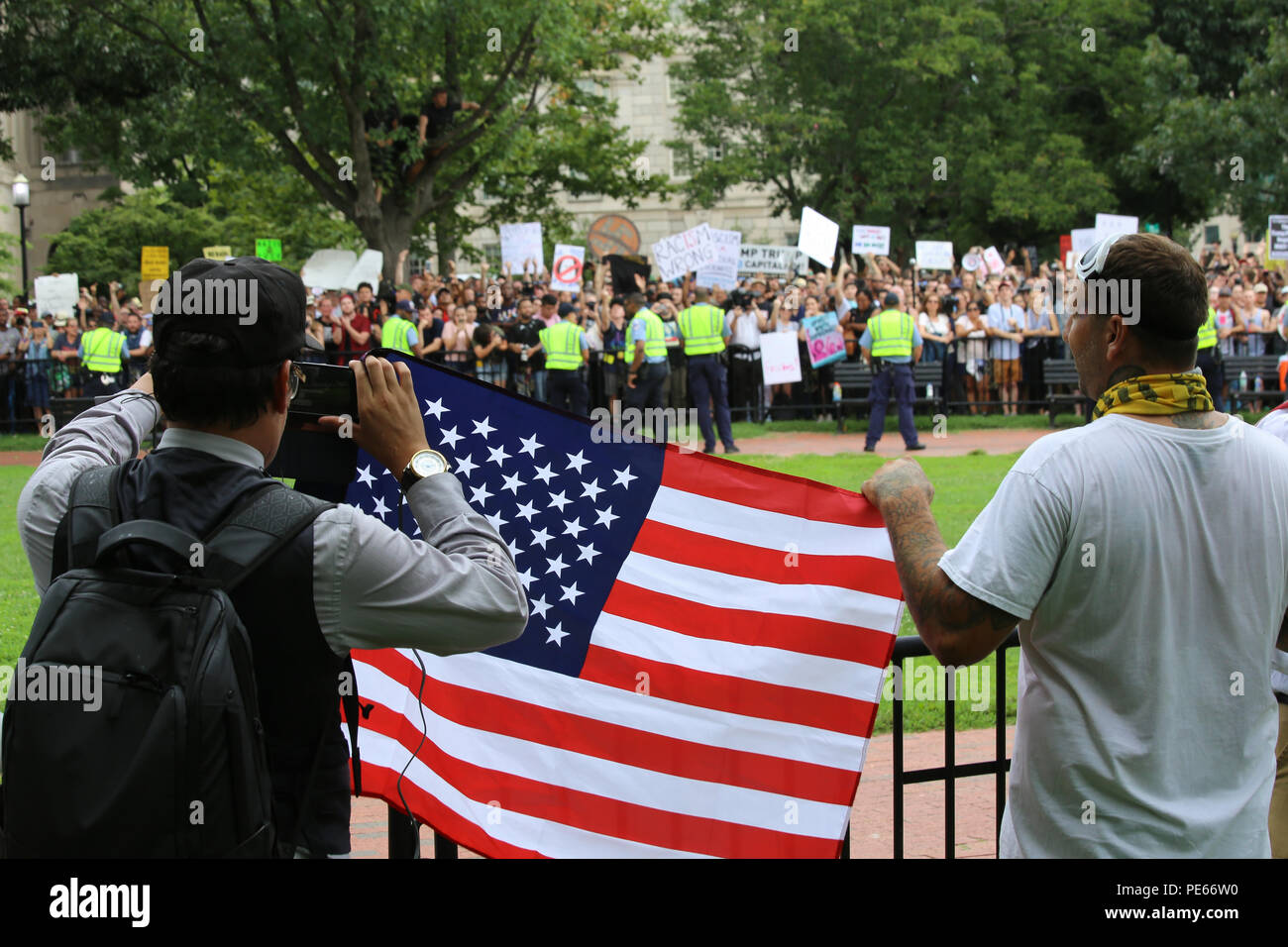 Washington, DC, USA. 12. Aug 2018. Weißen nationalistischen Demonstranten martern counterprotestors an den Vereinen das Recht Protest als Polizei beobachten. Credit: Joseph Gruber/Alamy leben Nachrichten Stockfoto