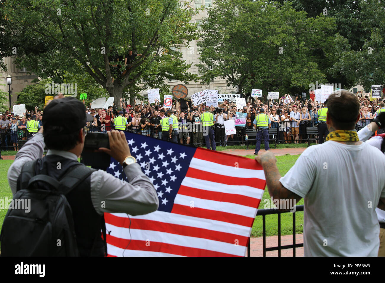 Washington, DC, USA. 12. Aug 2018. Weißen nationalistischen Demonstranten martern counterprotestors an den Vereinen das Recht Protest als Polizei beobachten. Credit: Joseph Gruber/Alamy leben Nachrichten Stockfoto