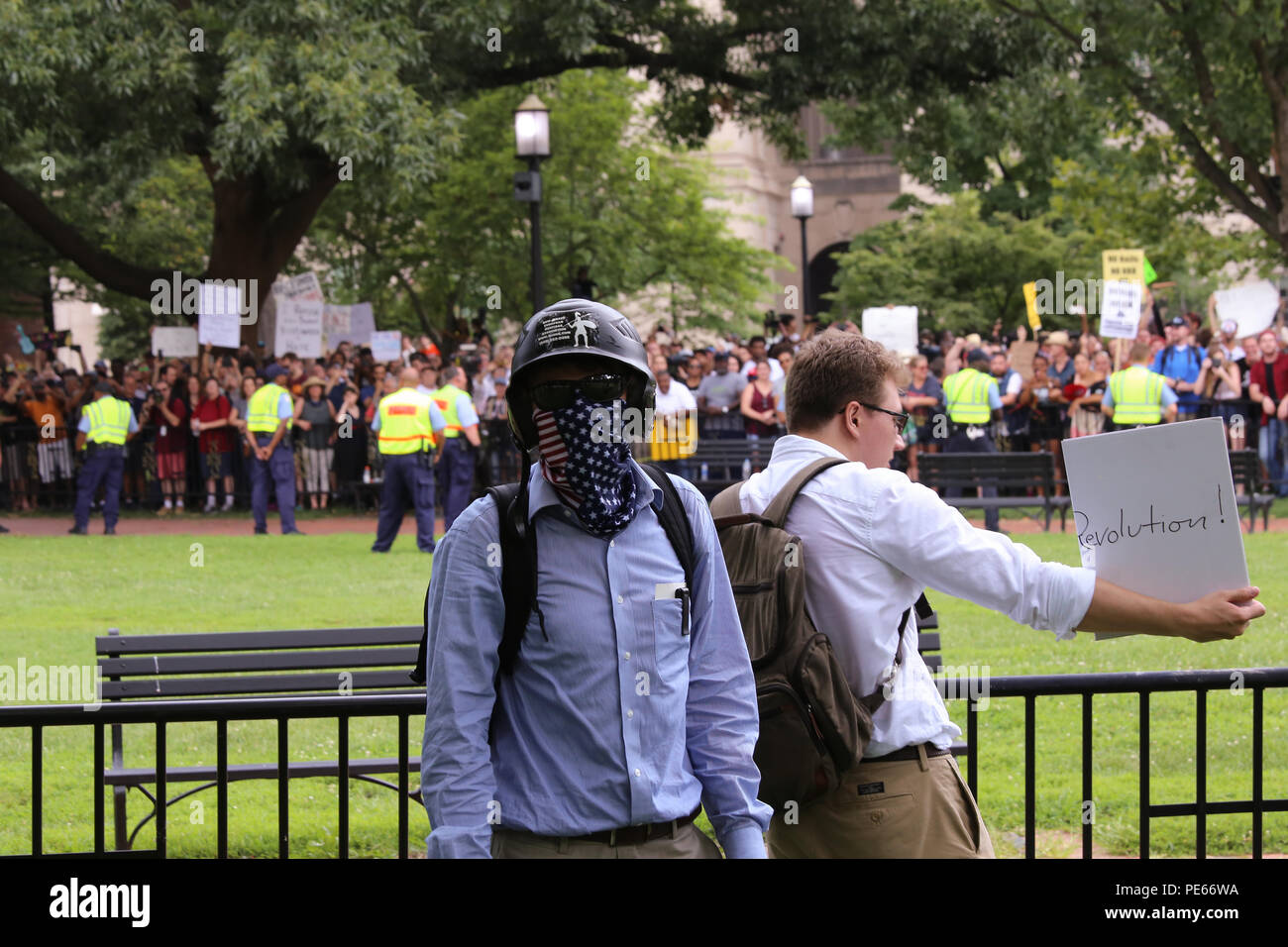 Washington, DC, USA. 12. Aug 2018. Weißen nationalistischen Demonstranten martern counterprotestors an den Vereinen das Recht Protest als Polizei beobachten. Credit: Joseph Gruber/Alamy leben Nachrichten Stockfoto
