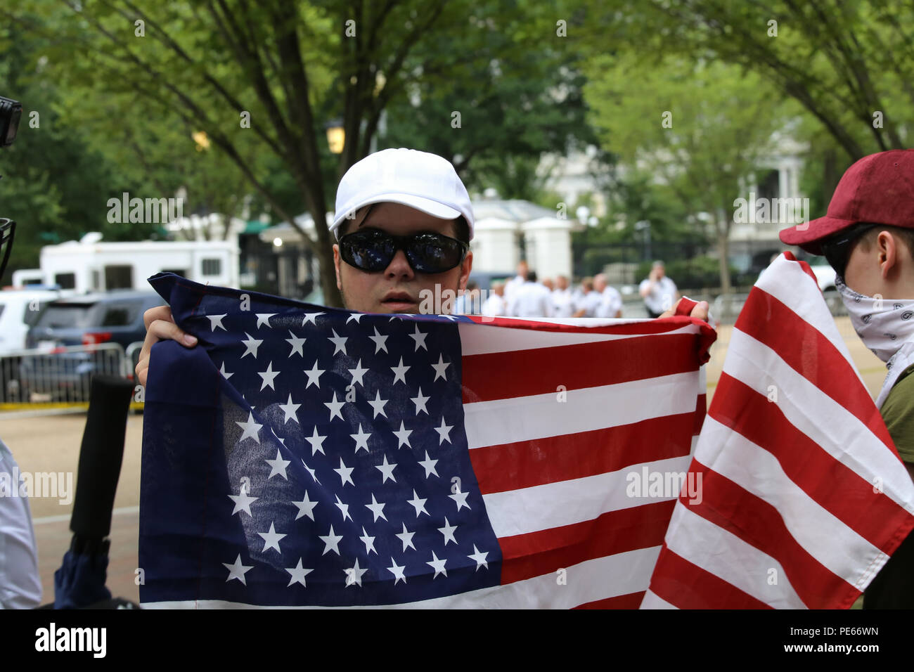 Washington, DC, USA. 12. Aug 2018. Weißen nationalistischen Demonstranten an den Vereinen das Recht Protest vor dem Weißen Haus halten Fahnen. Credit: Joseph Gruber/Alamy leben Nachrichten Stockfoto