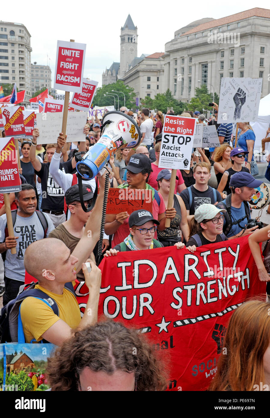 Washington D.C., USA. 12 August, 2018. Counterprotesters zu den alt-rechten weißen nationalistischen Rallye im Lafayette Park verlassen ihre Staging Area am Freiheit Park ihren Weg durch die Straßen von Washington D.C. zu machen, bis Sie Lafayette Park erreichen. Credit: Mark Kanning/Alamy Leben Nachrichten. Stockfoto