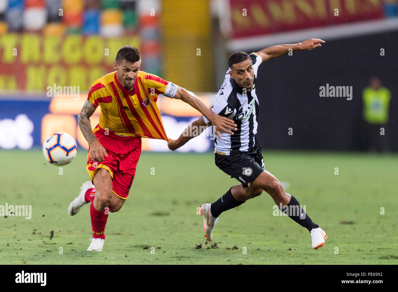 Christian Maggio (Benevento) Ali Adnan Kadhim (Udinese) Während der Italienischen dritte Runde Italien Pokalspiel zwischen dem Udinese 1-2 Benevento bei Dacia Stadium am 11. August 2018 in Udine, Italien. Credit: Maurizio Borsari/LBA/Alamy leben Nachrichten Stockfoto