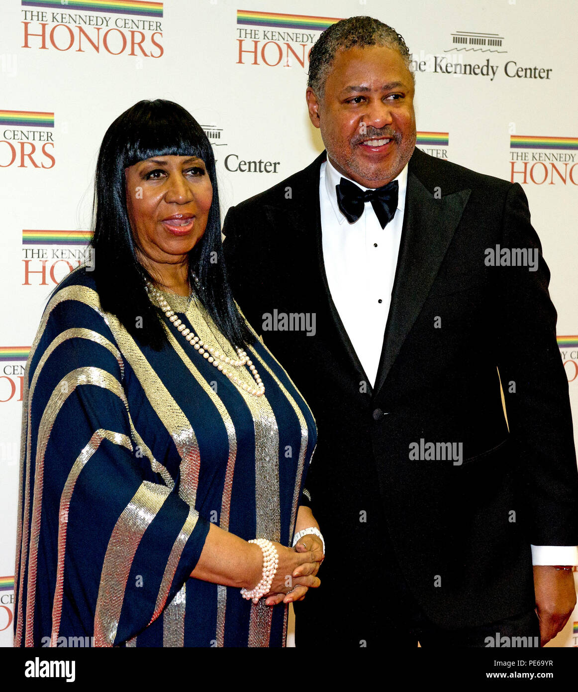 *** Foto *** R&B-Legende Aretha angeblich schwer krank und UMGEBEN VON FAMILIE IN DETROIT KRANKENHAUS Aretha Franklin und Richard Gibbs kommen für die formale Artist Abendessen zu Ehren des Empfänger der 2012 Kennedy Center Honors von US-Außenministerin Hillary Rodham Clinton im US-Außenministerium in Washington, DC am Samstag, 1. Dezember 2012 gehostet wird. Die 2012 honorees sind Buddy Guy, Schauspieler Dustin Hoffman, bis spät in die Nacht host David Letterman, Tänzer Natalia Makarova, und der britischen Rockband Led Zeppelin (Robert Plant, Jimmy Page und John Paul Jones). Credit: Ron Sach Stockfoto