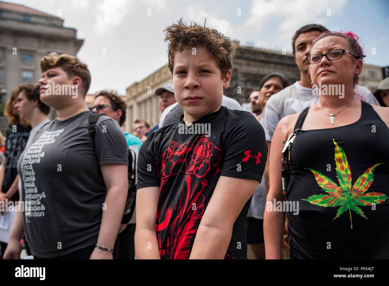 Washington, DC, USA. 12. Aug 2018. Counter-Demonstranten bei Freedom Plaza gesammelt und dann zum Lafayette Square marschierte eine Kundgebung organisiert durch weiße supremecist herauszufordern, Jason Kessler. Die Kundgebung am Jahrestag des Todes von Heather Heyer statt, die im ersten Vereinen die rechte Kundgebung in Charlottesville, VA getötet wurde. Counter-Demonstranten weit in der Überzahl gegenüber den zwanzig Rallye - goers. Quelle: Chris Baker gleicht. Quelle: Christopher Evens/Alamy leben Nachrichten Stockfoto