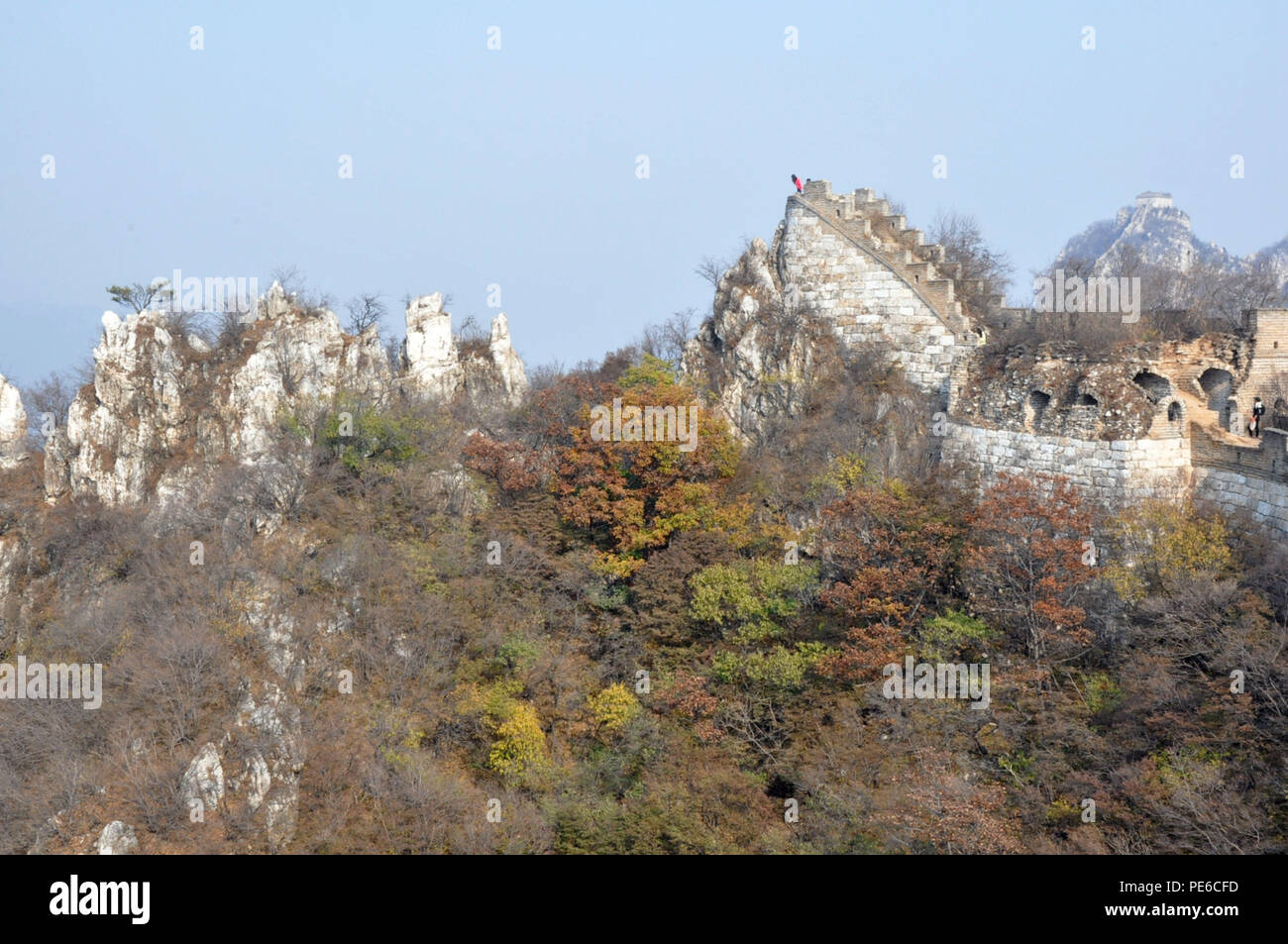 Beijin, Beijin, China. 13 Aug, 2018. Peking, China - Große Mauer Jiankou ist von einigen Menschen als den schönsten Abschnitt der Großen Mauer betrachtet und ist ein gutes Beispiel für ''Wild Great Wall''. Es ist eine beliebte fotografische Hotspot geworden und Wanderziele in den letzten Tagen. Jiankou ist als ''Pfeil Nock'' auf Englisch übersetzt, da die Form der Berge, wo die walll errichtet wurde, ist wie ein Pfeil mit der collpased Ridge öffnen wie der Pfeil Nock. Der größte Teil der Mauer wurde entlang der Kanten mit steilen Klippen auf jeder Seite gebaut. Deshalb müssen Sie für eine gute Fitness und g vorbereiten Stockfoto