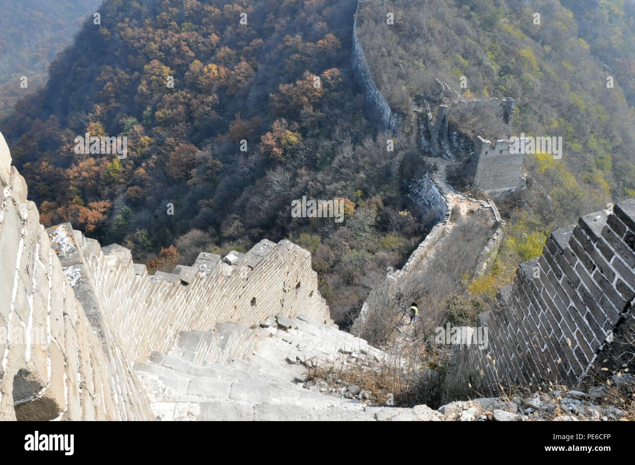 Beijin, Beijin, China. 13 Aug, 2018. Peking, China - Große Mauer Jiankou ist von einigen Menschen als den schönsten Abschnitt der Großen Mauer betrachtet und ist ein gutes Beispiel für ''Wild Great Wall''. Es ist eine beliebte fotografische Hotspot geworden und Wanderziele in den letzten Tagen. Jiankou ist als ''Pfeil Nock'' auf Englisch übersetzt, da die Form der Berge, wo die walll errichtet wurde, ist wie ein Pfeil mit der collpased Ridge öffnen wie der Pfeil Nock. Der größte Teil der Mauer wurde entlang der Kanten mit steilen Klippen auf jeder Seite gebaut. Deshalb müssen Sie für eine gute Fitness und g vorbereiten Stockfoto