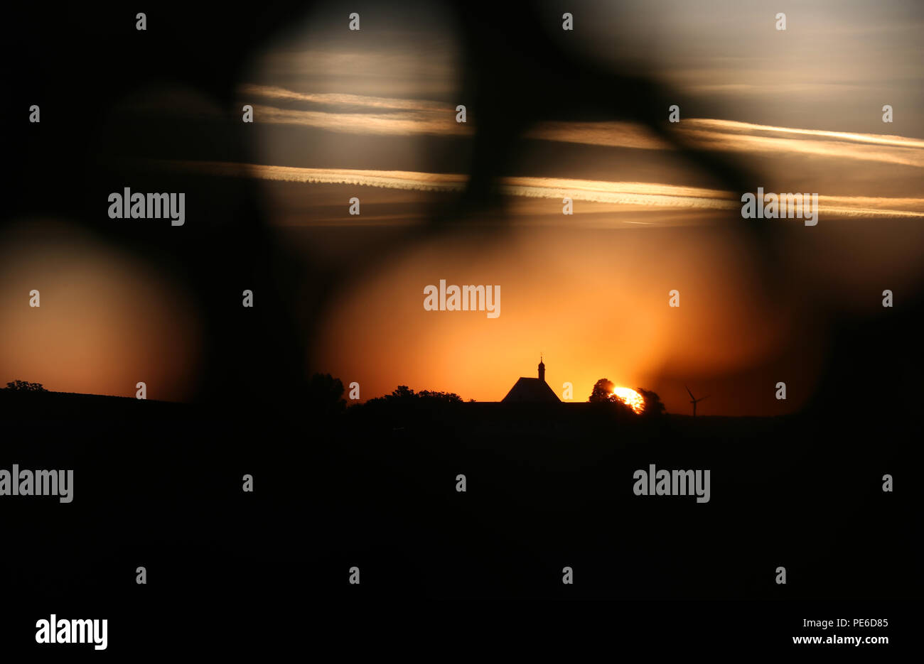 Escherndorf, Deutschland. 13 Aug, 2018. Die Silhouette des zwischen Main und Wein (lit. Vögel Schloss) in den Weinbergen über dem Main Loop kurz vor Sonnenaufgang. Foto: Karl-Josef Hildenbrand/dpa/Alamy leben Nachrichten Stockfoto