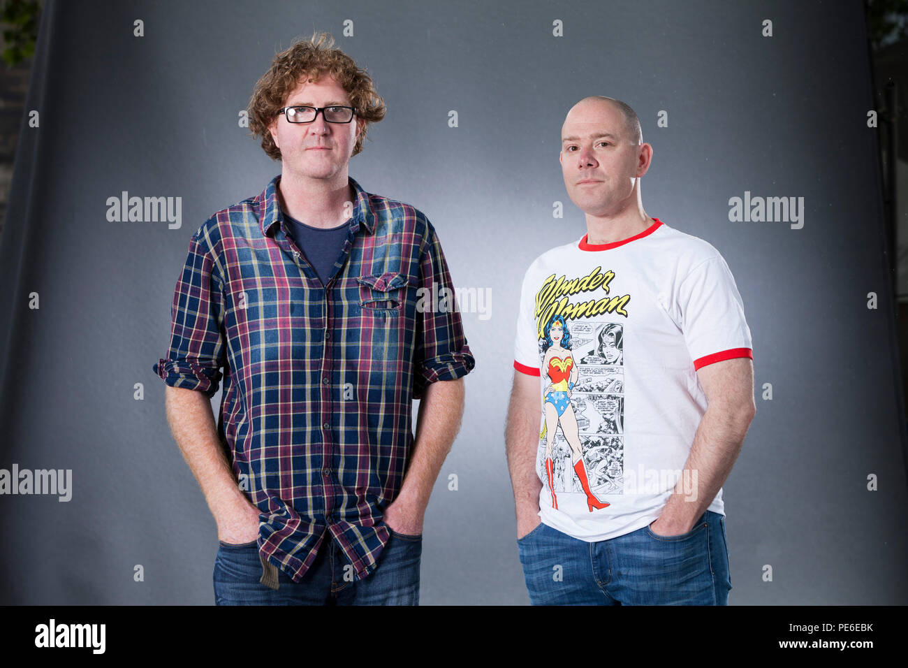 Edinburgh, Großbritannien. August 13, 2018. Shaun Bythell, die wigtown Buchhändler (links) & Damon Junge, der australische Philosoph, dargestellt an der Edinburgh International Book Festival. Edinburgh, Schottland. Bild von Gary Doak/Alamy leben Nachrichten Stockfoto