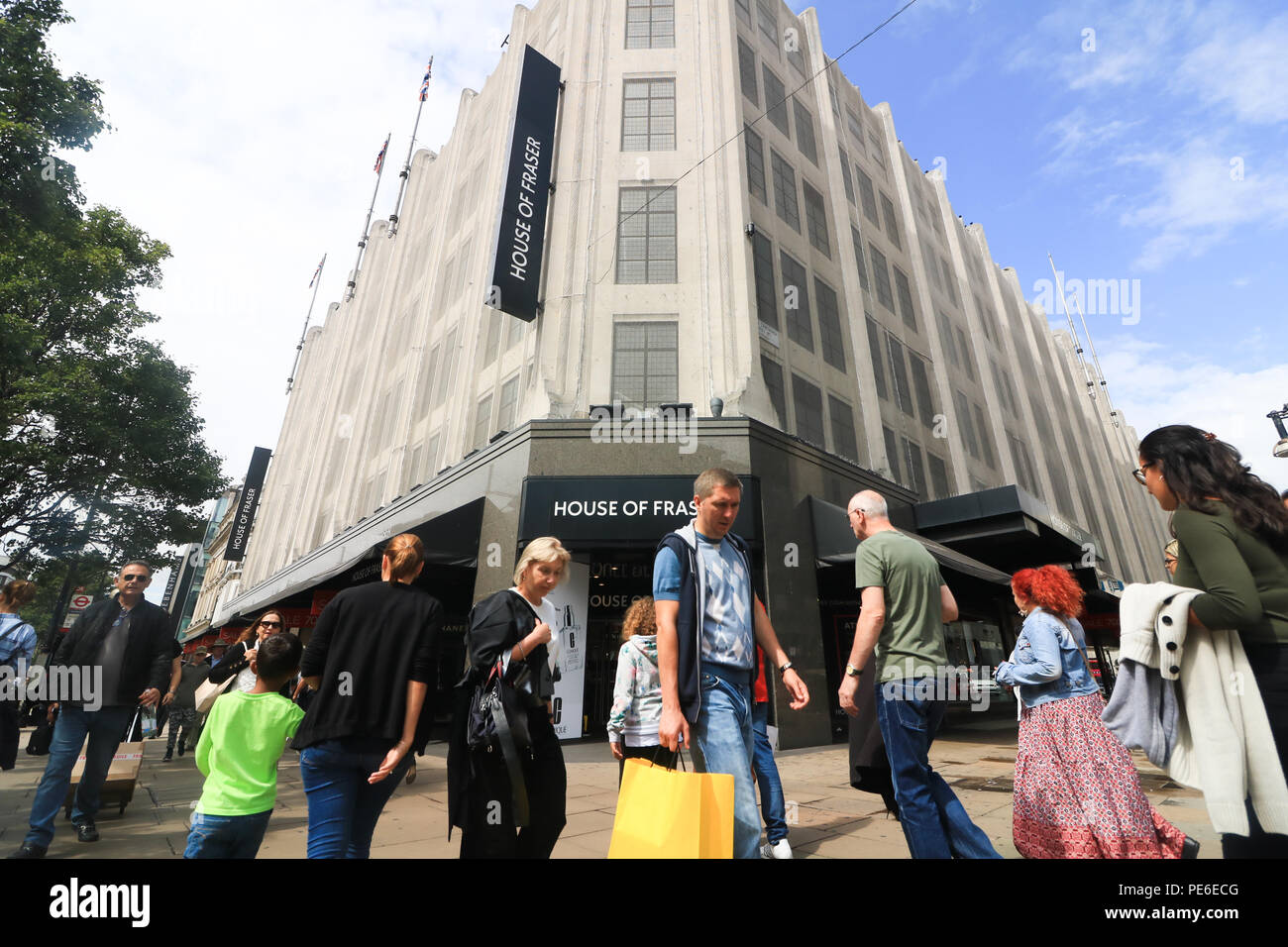 London, Großbritannien. House of Fraser Flaggschiff in der Oxford Street. Am 13. August 2018. Die House of Fraser, die unter Verwaltung 58 Stores vor der Gefahr der Schließung ist nun unter dem neuen Eigentümer nach für £ 90 Millionen gekauft worden durch Geschäftsmann Mike Ashley, der besitzt auch die englische Premier League Soccer Club Newcastle United Credit: Amer ghazzal/Alamy Live News Gruppe Stockfoto