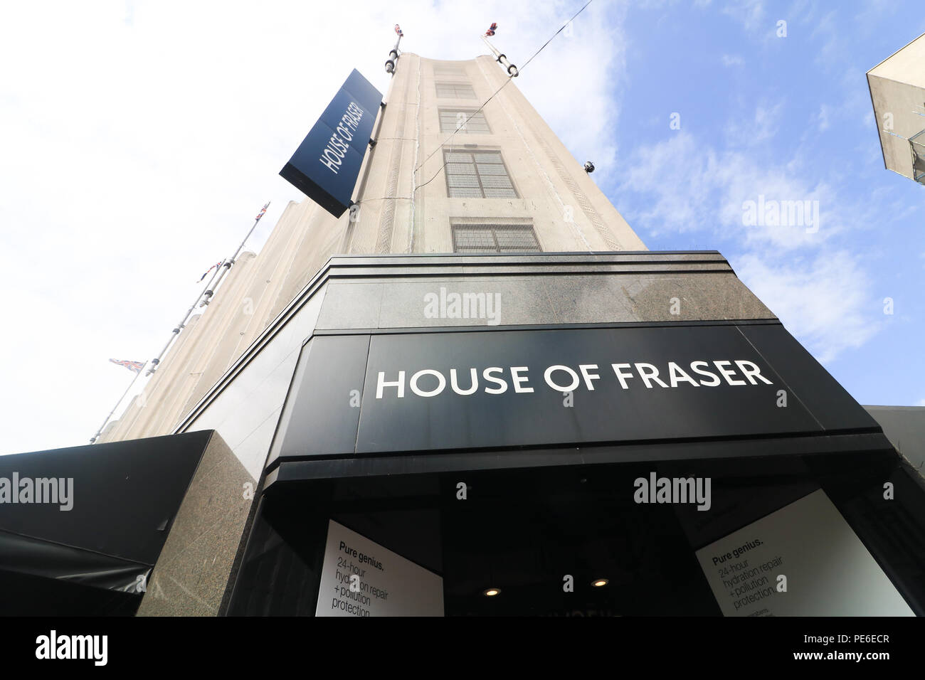 London, Großbritannien. House of Fraser Flaggschiff in der Oxford Street. Am 13. August 2018. Die House of Fraser, die unter Verwaltung 58 Stores vor der Gefahr der Schließung ist nun unter dem neuen Eigentümer nach für £ 90 Millionen gekauft worden durch Geschäftsmann Mike Ashley, der besitzt auch die englische Premier League Soccer Club Newcastle United Credit: Amer ghazzal/Alamy Live News Gruppe Stockfoto