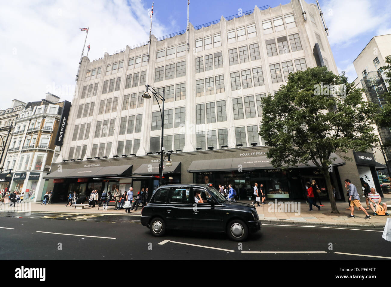 London, Großbritannien. House of Fraser Flaggschiff in der Oxford Street. Am 13. August 2018. Die House of Fraser, die unter Verwaltung 58 Stores vor der Gefahr der Schließung ist nun unter dem neuen Eigentümer nach für £ 90 Millionen gekauft worden durch Geschäftsmann Mike Ashley, der besitzt auch die englische Premier League Soccer Club Newcastle United Credit: Amer ghazzal/Alamy Live News Gruppe Stockfoto