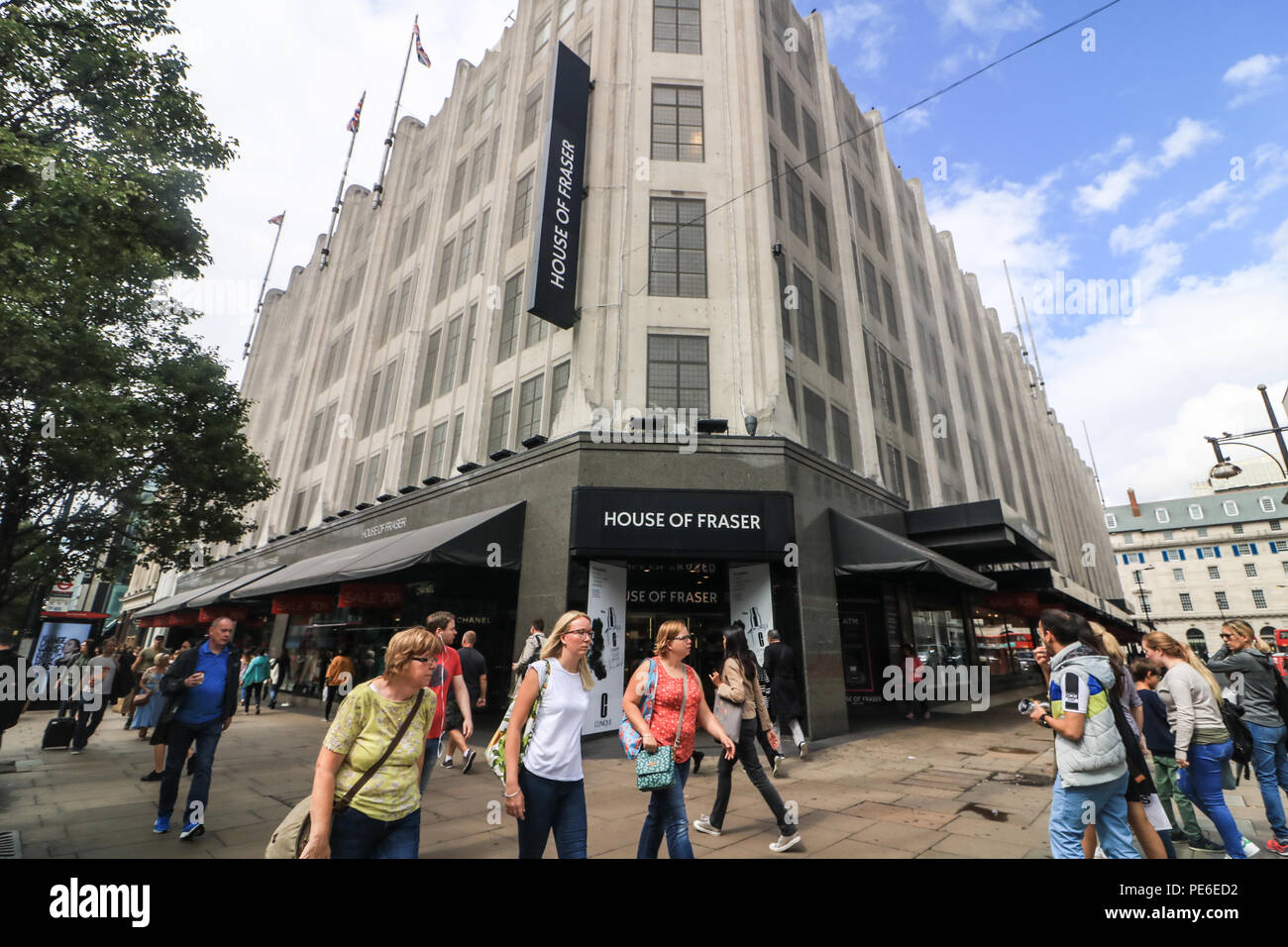 London, Großbritannien. House of Fraser Flaggschiff in der Oxford Street. Am 13. August 2018. Die House of Fraser, die unter Verwaltung 58 Stores vor der Gefahr der Schließung ist nun unter dem neuen Eigentümer nach für £ 90 Millionen gekauft worden durch Geschäftsmann Mike Ashley, der besitzt auch die englische Premier League Soccer Club Newcastle United Credit: Amer ghazzal/Alamy Live News Gruppe Stockfoto