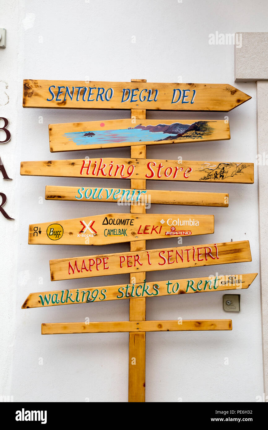 Holz- richtungen Anmelden Bomerano, Ende/Beginn der Pfad der Götter Wanderung, Küste von Amalfi, Italien Stockfoto