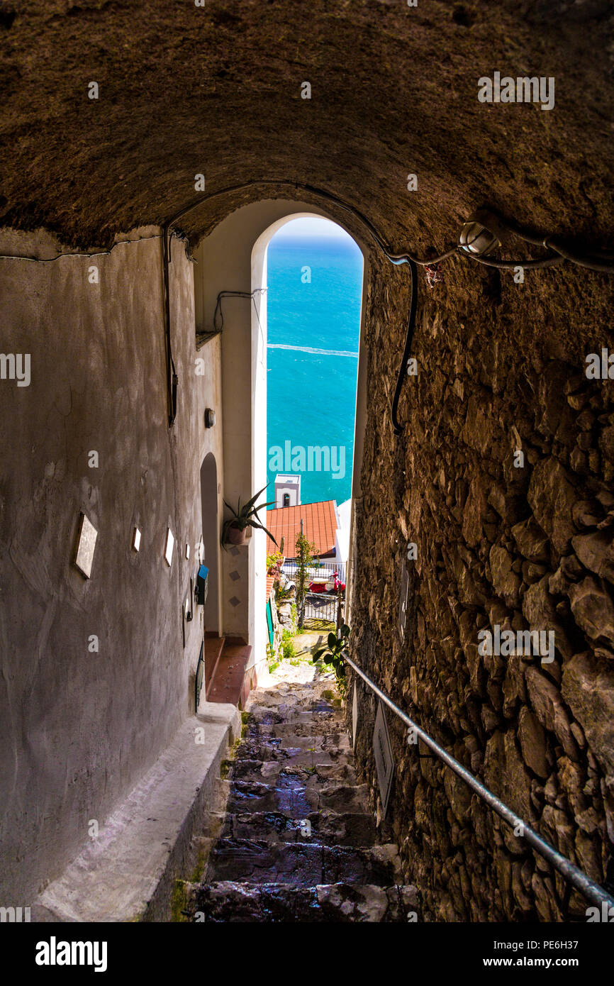 Schmale Passage unten gehen, Treppen, mit Blick auf das blaue Meer, Praiano, Amalfi Küste, Italien Stockfoto