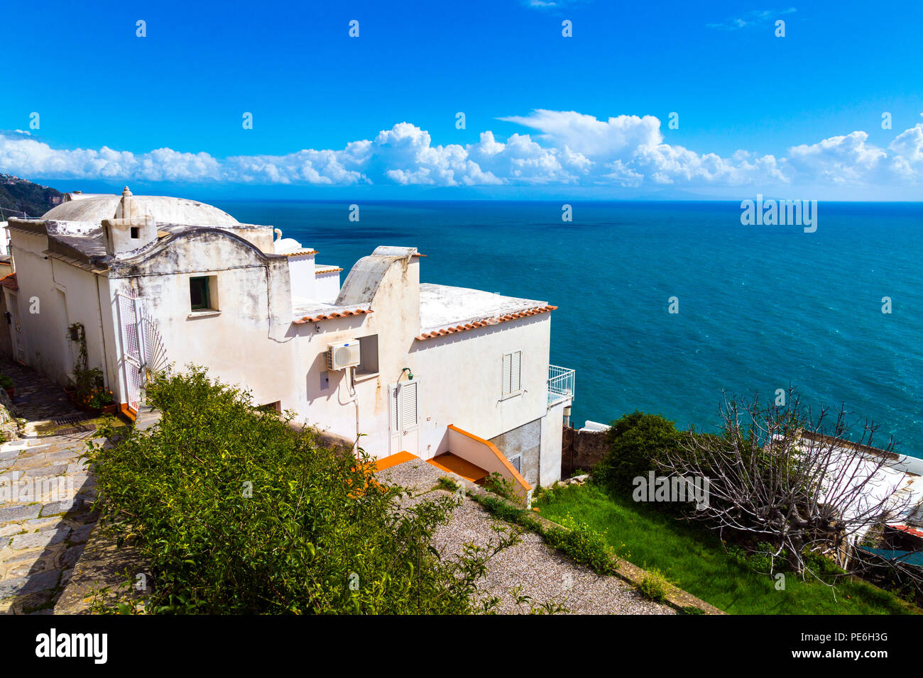 Mediterrane Landschaft, weißes Haus auf dem Hügel, blaue azurblauen Meer, Praiano, Amalfi Küste, Italien Stockfoto