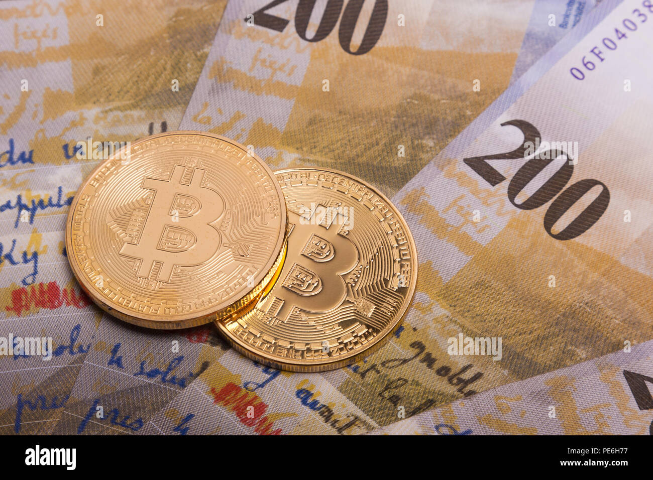 Bitcoin btc crypto Währung Münze über Schweizer Franken Banknoten  Stockfotografie - Alamy