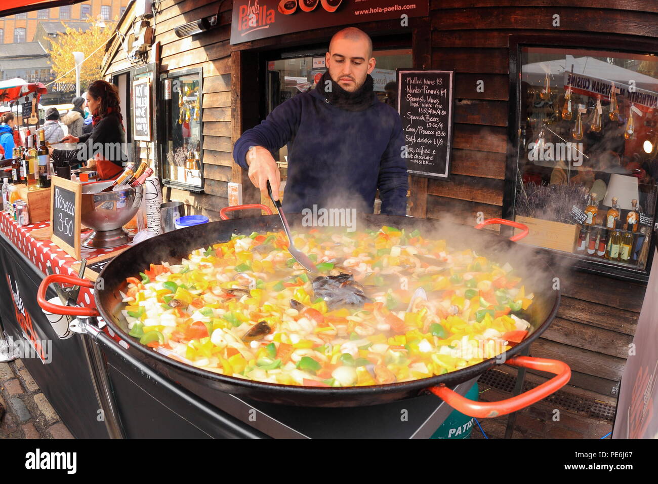 Kochen Vorbereitung Paella in einem großen Topf in Camden Market, London Stockfoto