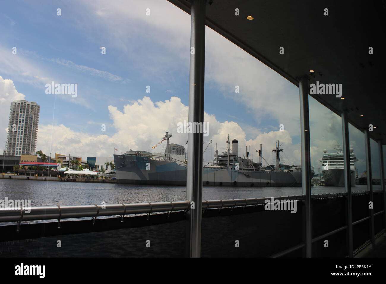 Kreuzfahrt vorbei an der Liberty Ship amerikanischen Sieg in Dock mit einem Kreuzfahrtschiff in den Hintergrund in Tampa Bay, Florida Stockfoto