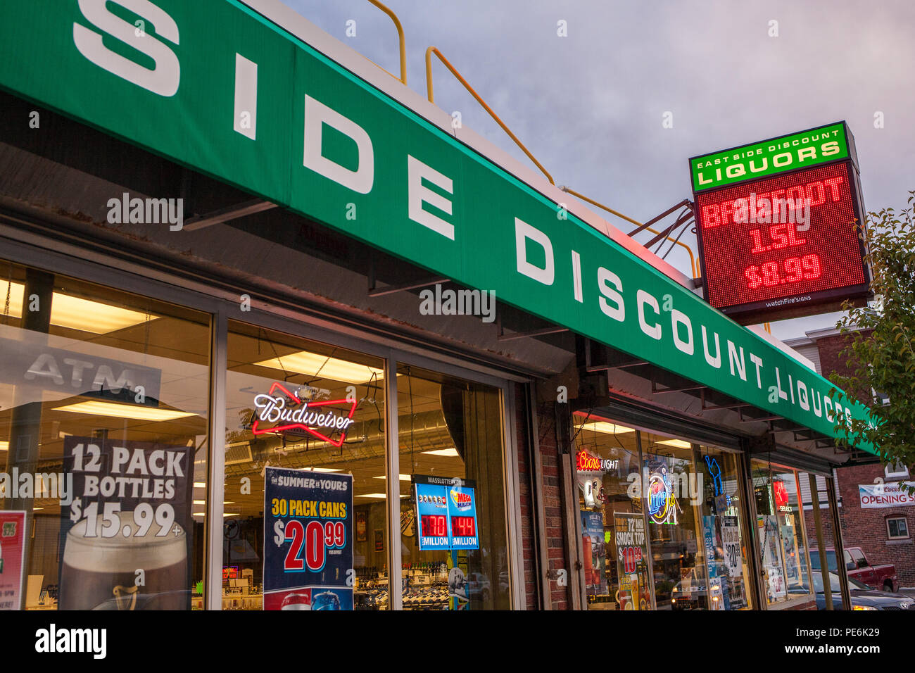 East Side Rabatt Spirituosen auf Shrewsbury Street, Worcester, MA Stockfoto