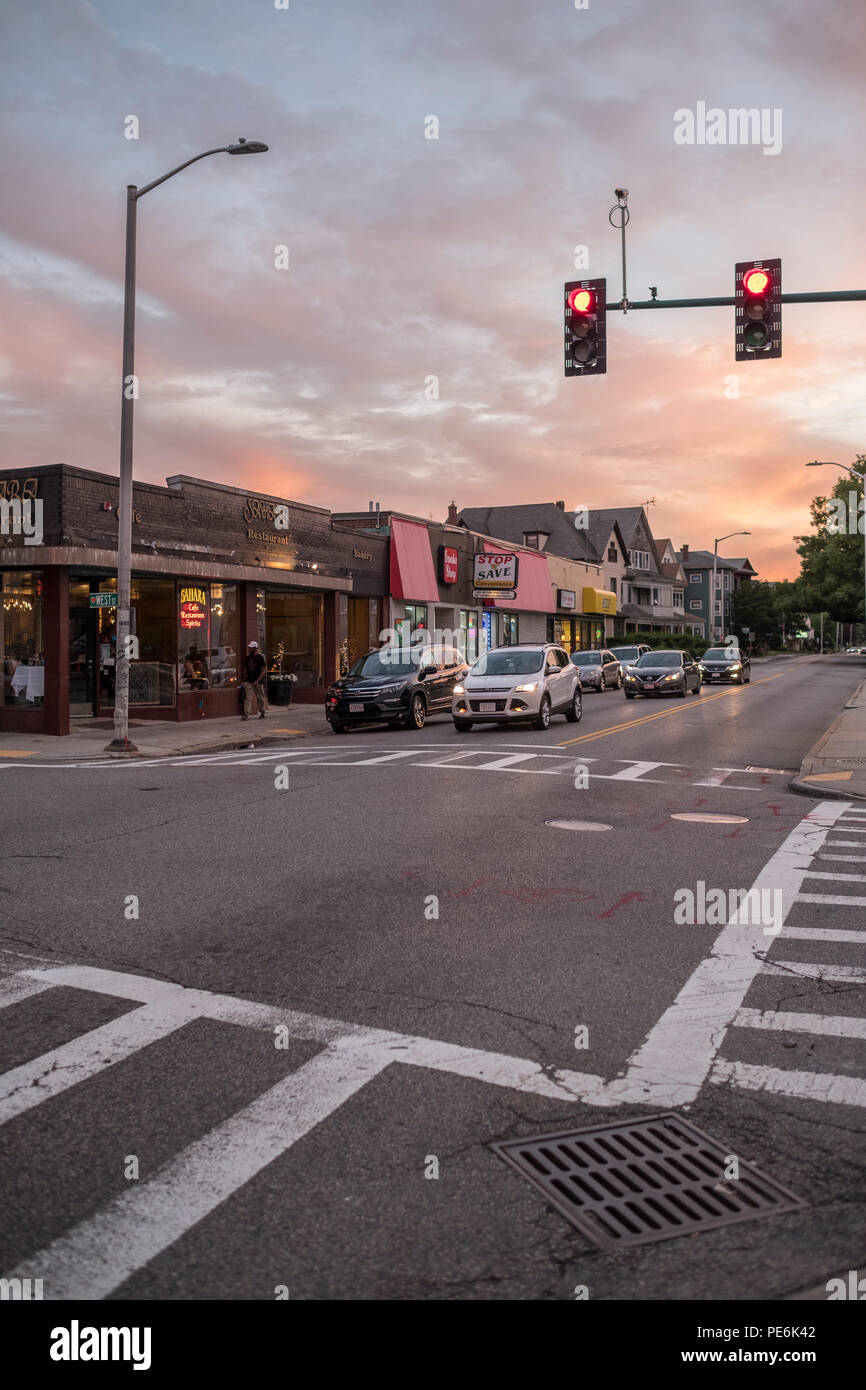 Autos auf Highland Street, Worcester, MA gestoppt für das rote Licht Stockfoto