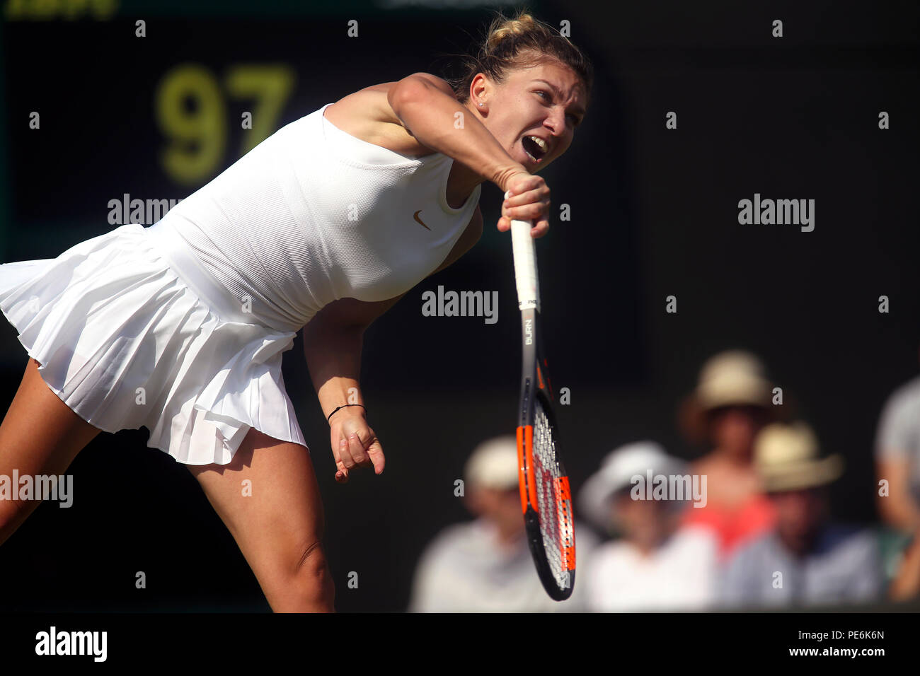 London, England - Juli 5, 2018. Wimbledon Tennis: Anzahl Samen Simona Halep von Rumänien in Aktion gegen Saisai Zheng China während der zweiten Runde Tätigkeit in Wimbledon Stockfoto