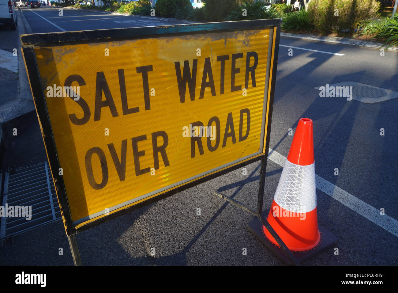 Beschilderung Warnung von Salz Wasser über Road, Cairns, Queensland, Australien. Keine PR Stockfoto